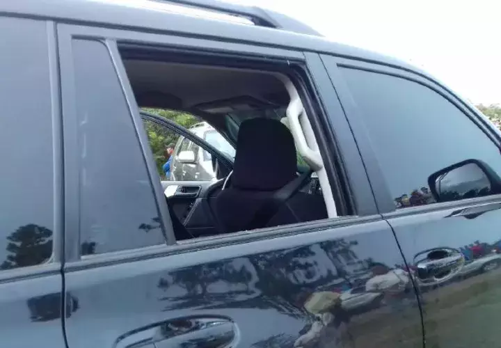 Confusión tras descontento: En medio del enojo por parte de quienes estaban presente en  Llano Tugrí, donde se firmaba el acuerdo, se lanzaron algunas piedras que impactaron contra unidades policiales y contra un vehículo de la Presidencia.