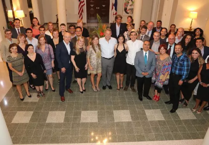El pasado viernes 19 de agosto la Embajada de los Estados Unidos en Panamá realizó una recepción en la residencia del Embajador de los Estados Unidos, John Feeley, en honor a los escritores y artistas invitados a la XII Feria Internacional del Libro de Panamá (FIL 2016). AC295823