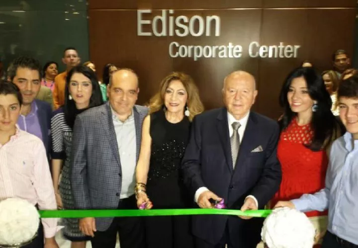 El novedoso edificio Edison Corporate Center es la nueva sede de las oficinas administrativas de Inmobiliaria Pacific Hills y se encuentra sobre la Vía Transístmica a la altura del colegio La Salle céntricamente ubicado y de fácil acceso, todo lo que necesita una oficina o negocio en un solo y moderno complejo corporativo. Dicha inmobiliaria cuenta con más de 3,500 soluciones de vivienda y oficinas entregados a la fecha. AC295824