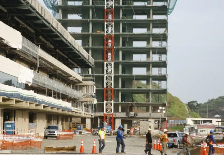 La construcción ha sido uno de los sectores más afectados ante paralización de obras y burocracia estatal. /Foto Archivo