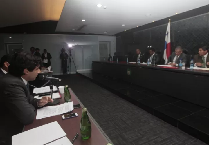 El gerente Restrepo (izq.) sostuvo  que Uber y taxis "son dos servicios distintos". /Foto Víctor Arosemena