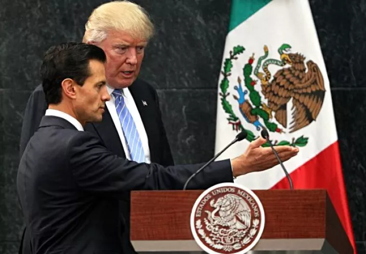 El presidente de México, Enrique Peña Nieto (izq.), recibe al candidato republicano Donald Trump. /Foto EFE