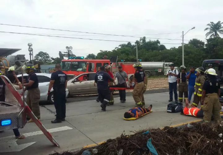 Bomberos atienden a los heridos. Foto: Cortesía CBP.