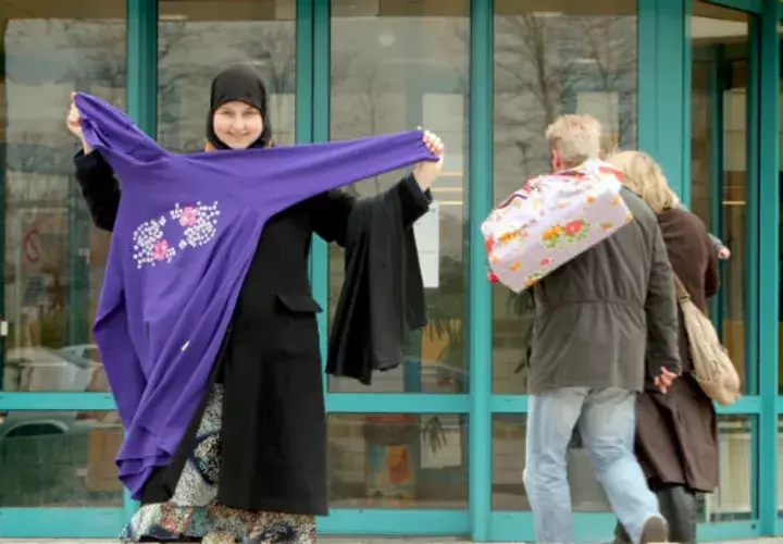 Una joven muestra su burkini. Foto/ EFE