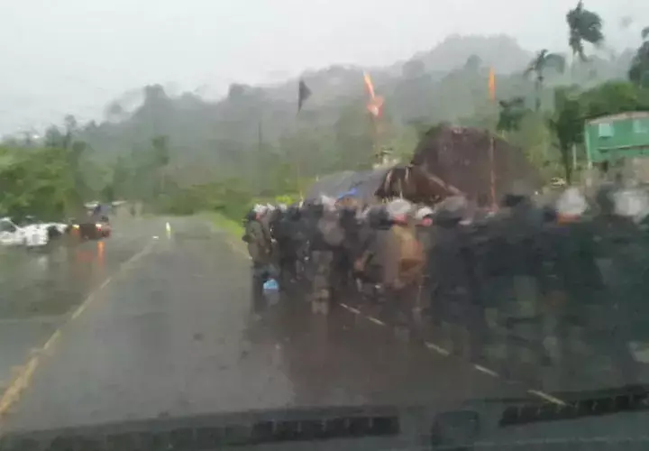 Antidisturbios bajo la lluvia. Foto: Leonardo Machuca G. 