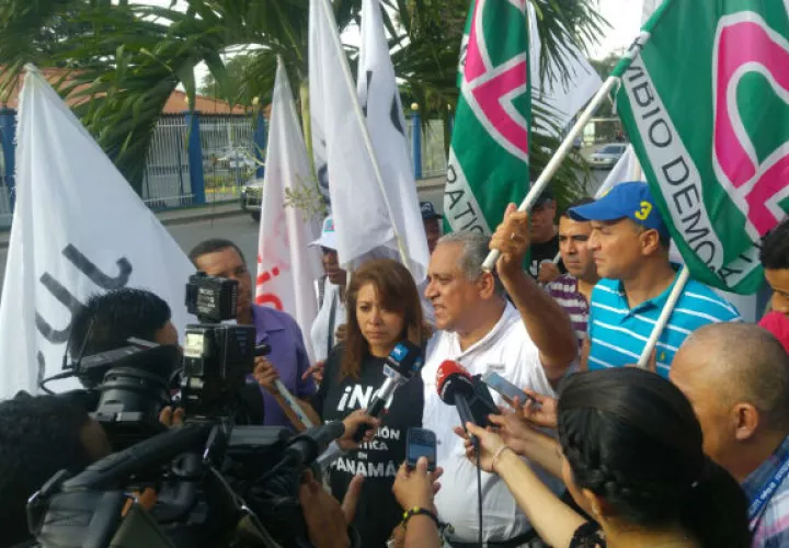 Lourdes Cortés participó de protesta junto a simpatizantes de Cambio Democrático.