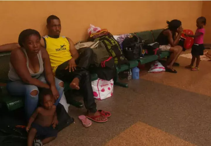 Siguen llegando hombre, mujeres y niños a la terminal de Albrook 