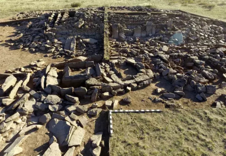 Mausoleo en forma de pirámide. Foto/ EFE