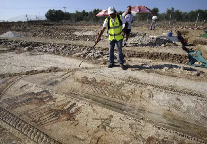 El mosaico muestra una escena con carros de caballos. Foto/ EFE