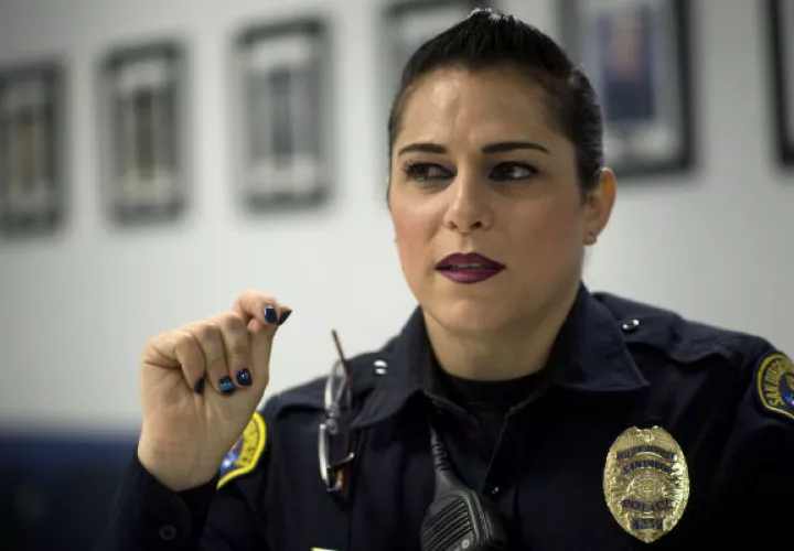 Christine García, primera policía transgénero, en San Diego. FOTO/EFE