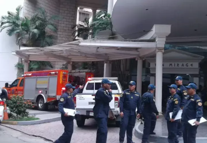 Bomberos durante operativo en Paitilla