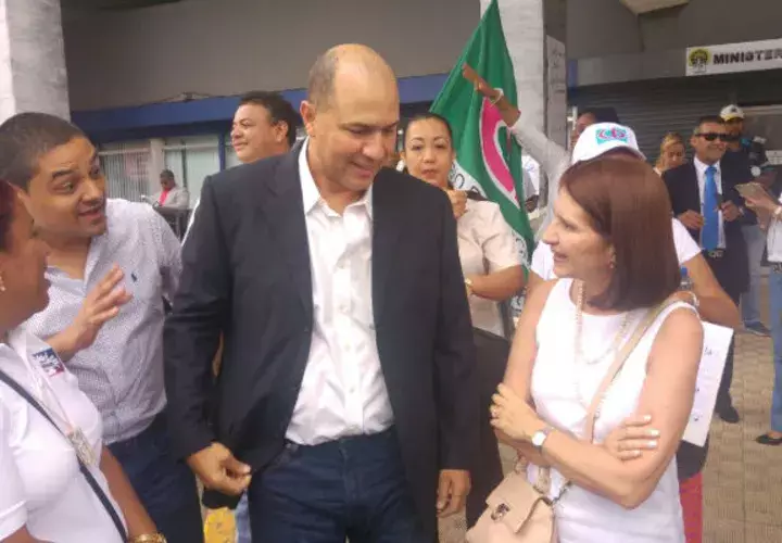 La ex primera dama Marta de Martinelli y Porfirio Elis estuvieron en la protesta 