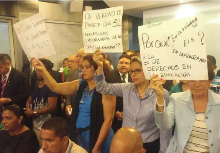 Protesta en la Comisión de Salud en favor del proyecto de ley 61 