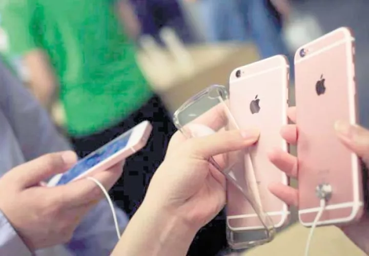 Los auriculares tradicionales serán sustituidos por unos inalámbricos. /Foto EFE