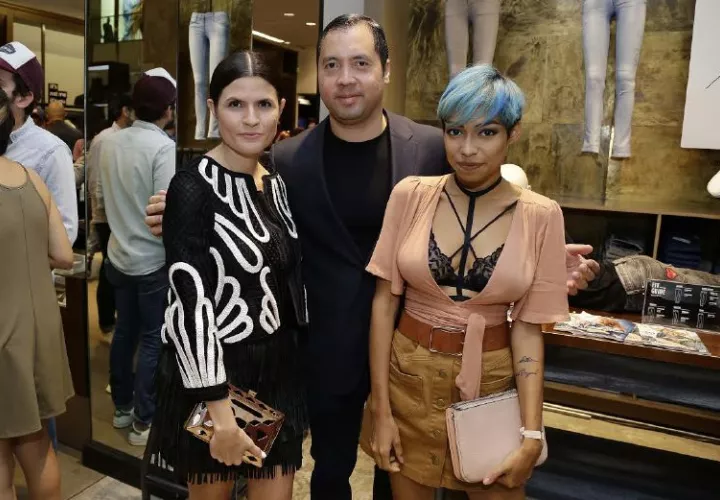 5. Elvira Ramírez, Thanaci Cho y Elizabeth Anne Marie.