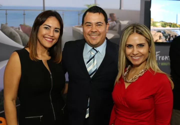 2. Jennifer Crostón, Eiben González y Julie Mandarakas.