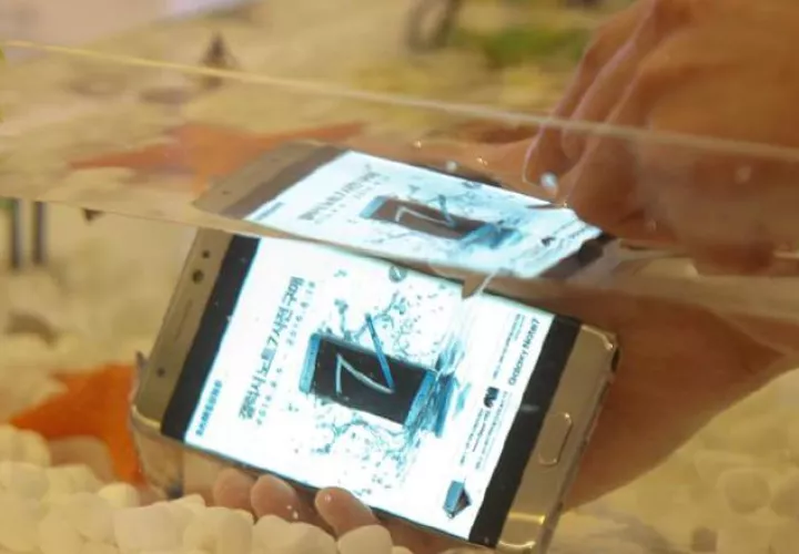 Una mujer prueba un Galaxy Note 7 bajo el agua.