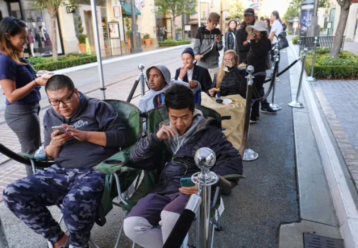 Los compradores hicieron largas filas de hasta 48 horas /Foto AP