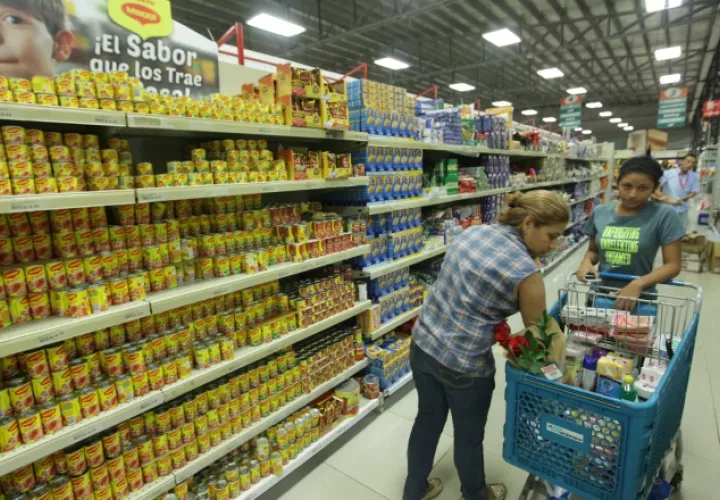 Panameños luchan con especulaciones en los comercios. /Foto Archivo