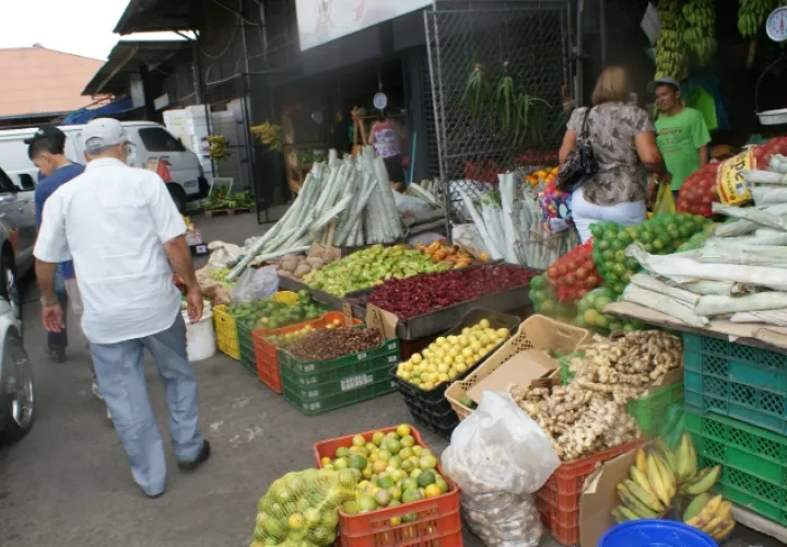 En el Mercado de Abastos es frecuente ver alimentos en el piso. /Foto Archivo