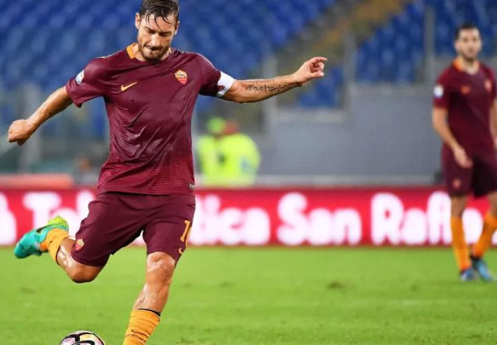 Francesco Totti logró el gol desde el punto de penal. /Foto EFE