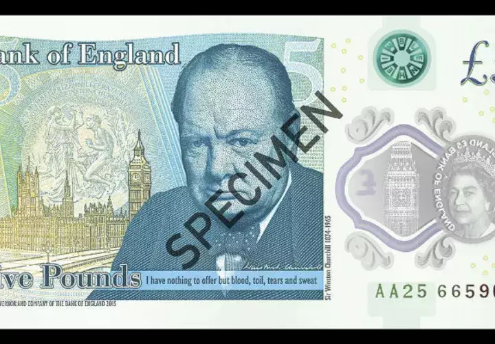 El nuevo billete de cinco libras esterlinas, el primero fabricado con plástico en el Reino Unido, con la efigie del exministro británico Winston Churchill. Foto: EFE