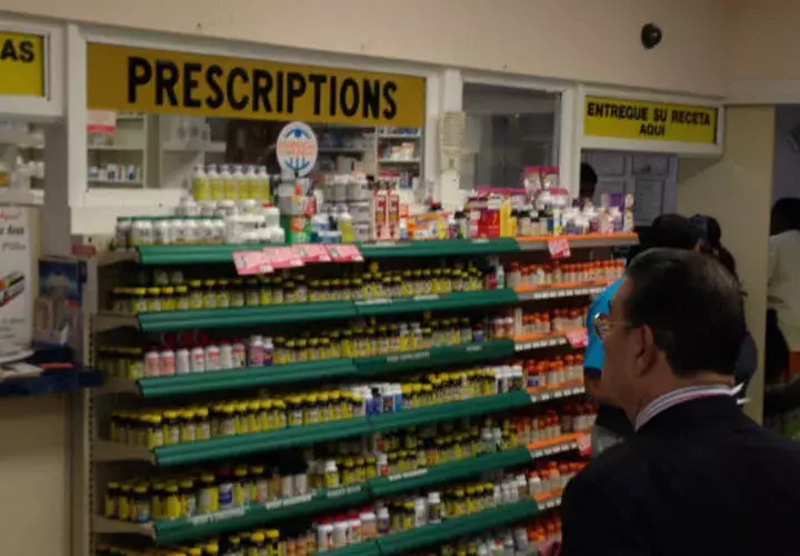 Medicamentos expuestos en una farmacia. Foto: EFE/Archivo
