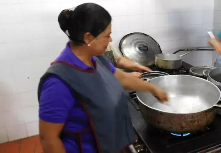 Cocinan para más de 200 personas. Foto: Zenaida Vásquez 