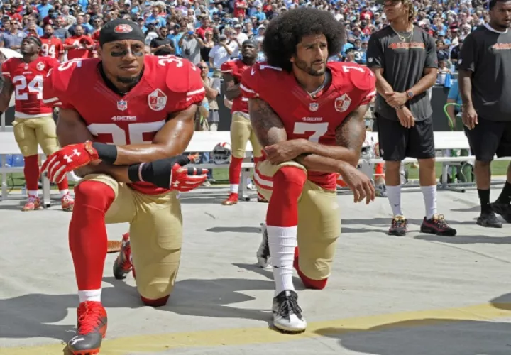 Colin Kaepernick en plena protesta. Foto/AP