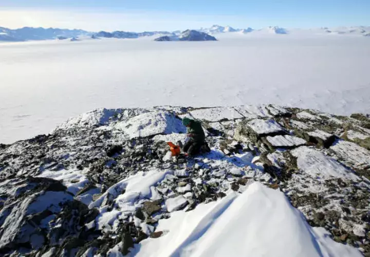 Un científico extrae muestras del monte Rossman Cove, en La Antártida. Foto: EFE/Archivo