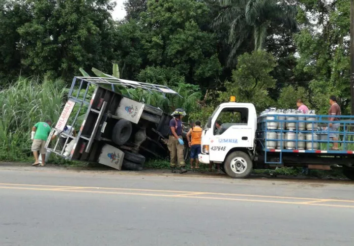 Vuelco en la vía. Foto: Delfia Cortez 