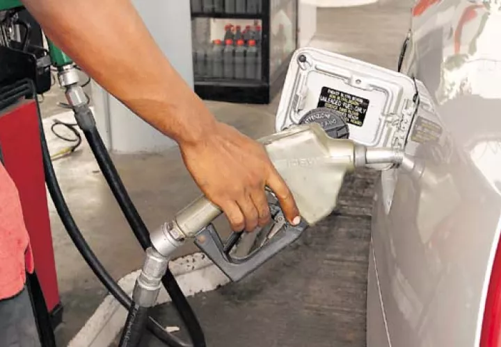 La gasolina de 91 octanos, que cuesta $0.70 por litro, tendrá un precio de $0.66/Archivo.