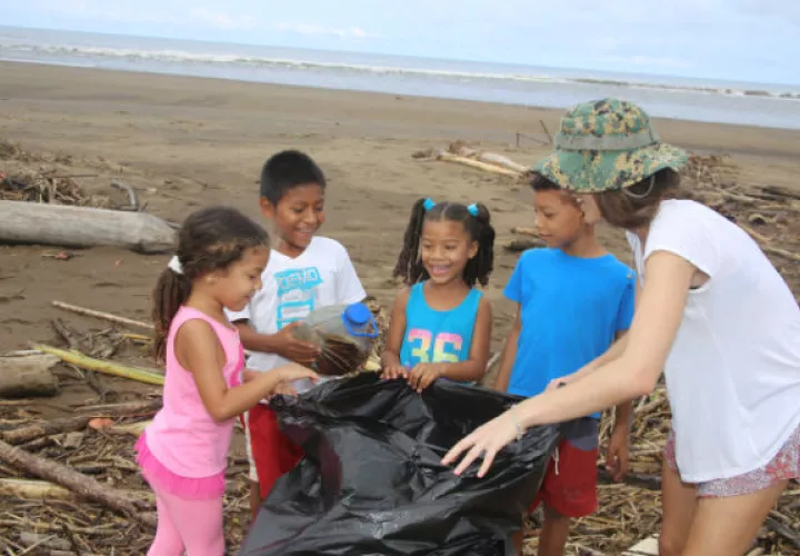 Bióloga Martina De Marcos junto a los niños voluntarios.