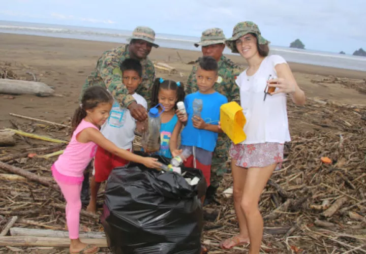 Jaqué se sumó a la jornada nacional de limpieza de playas.
