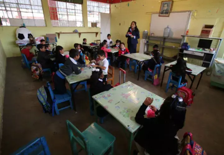 Unos niños toman clases En una escuela de la ciudad mexicana de Oaxaca. Foto: EFE/Archivo