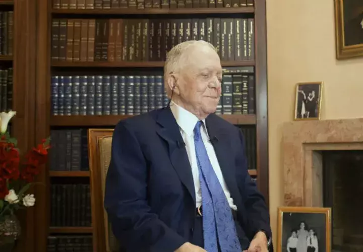 El anciano palestino Fuad Shehadeh, de 91 años, ha pasado a la historia sobre las páginas del Guinness World Records por ser el abogado con más experiencia a sus espaldas con nada menos que 66 años y 187 días desde que comenzara su carrera en 1949 hasta el pasado mayo. Y aún está en activo. Foto: EFE