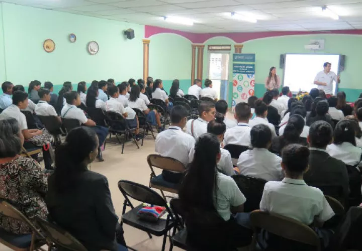 Charla a estudiantes. Foto: Elena Valdez 