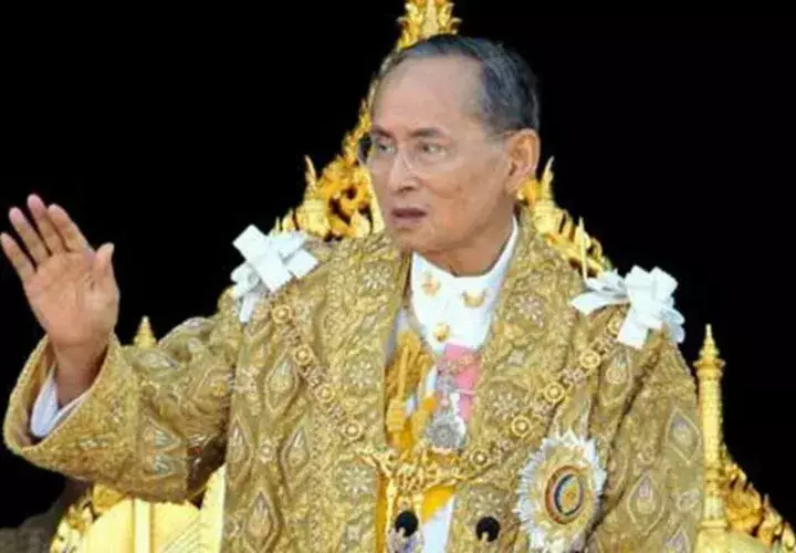 El rey de Tailandia, Bhumibol Adulyadej.
