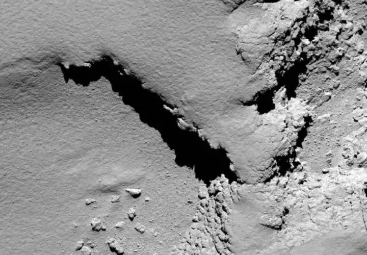 muestra el cometa 67P Churyumov-Gerasimenko a las 08:18 GMT desde una altitud de más o menos 5,8 kilómetros durante el descenso final, captado desde la cámara de la sonda Rosetta. Foto cedida por ESA.