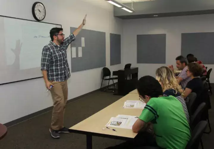 Un profesor imparte clases de inglés en una escuela de adultos. Foto: EFE