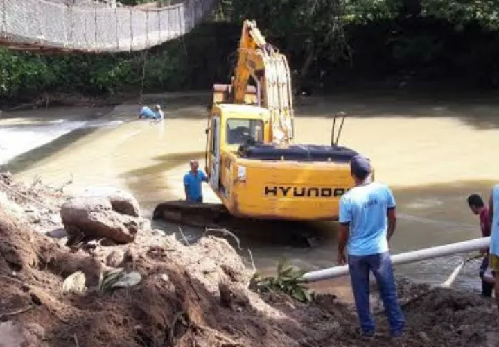 Maquinaria en el río. Foto: Elena Valdez 