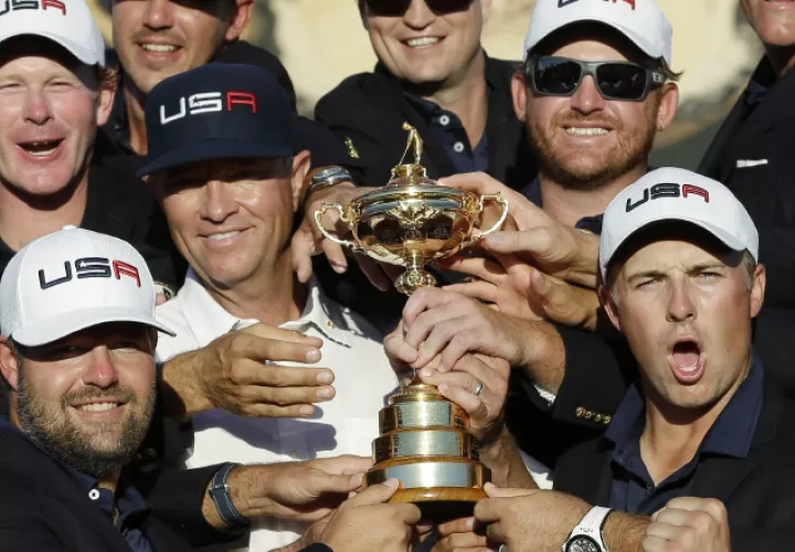 El equipo de los Estados Unidos festeja en grande el triunfo sobre los europeos. /Foto AP