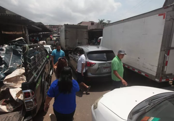 Camiones obstruyen el paso en el Mercado de Abastos, lo que afecta las ventas. /Foto Archivo 