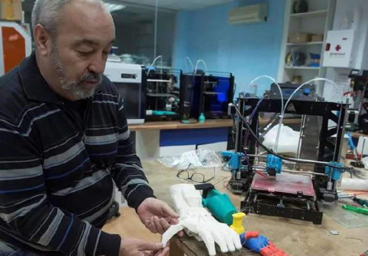 La prótesis forma parte de una plataforma de telecontrol médico para supervisar al paciente que está en rehabilitación.