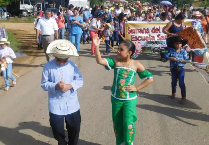 S.M. Allison Guerra presidió la cabalgata. /Foto Zenaida Vásquez 