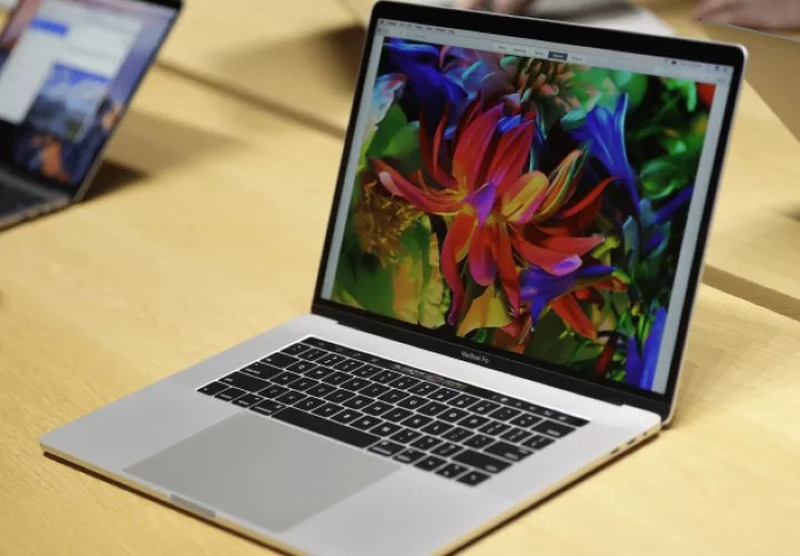La principal novedad de los nuevos MacBook Pro es la Touch Bar. /Foto EFE