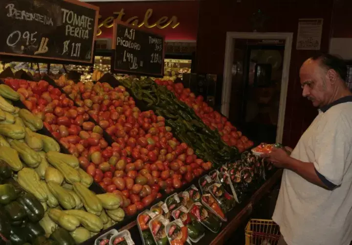Los precios de los vegetales en los supermercados son muy elevados, por lo que los expertos recomiendan que acudan a los mercados donde están un poco más barato. Archivo