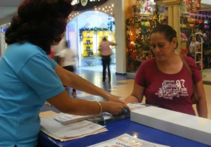 Funcionarios capacitados para orientar a consumidores 