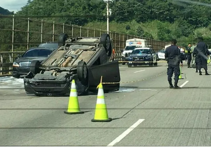 Los ocupantes del auto huyeron en otro vehículo. Foto/Raimundo Rivera