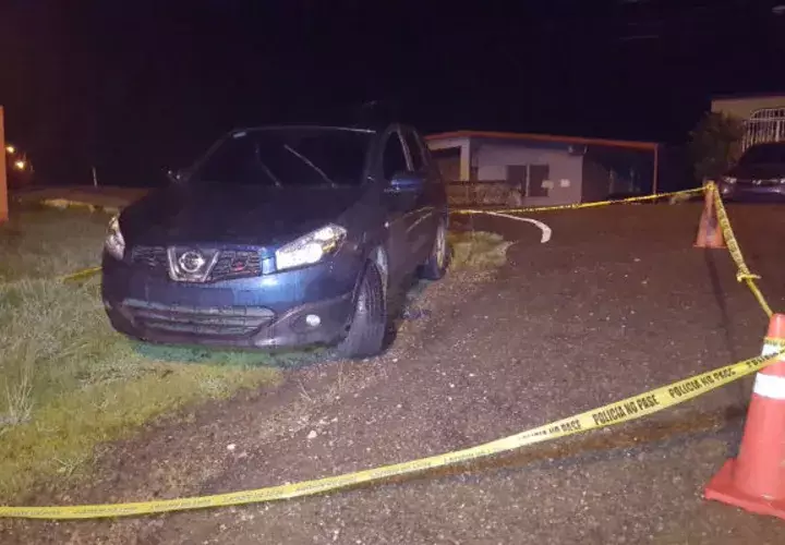 El auto fue encontrado en Punta Azul, en Pilón. FOTO/Delfia Cortez